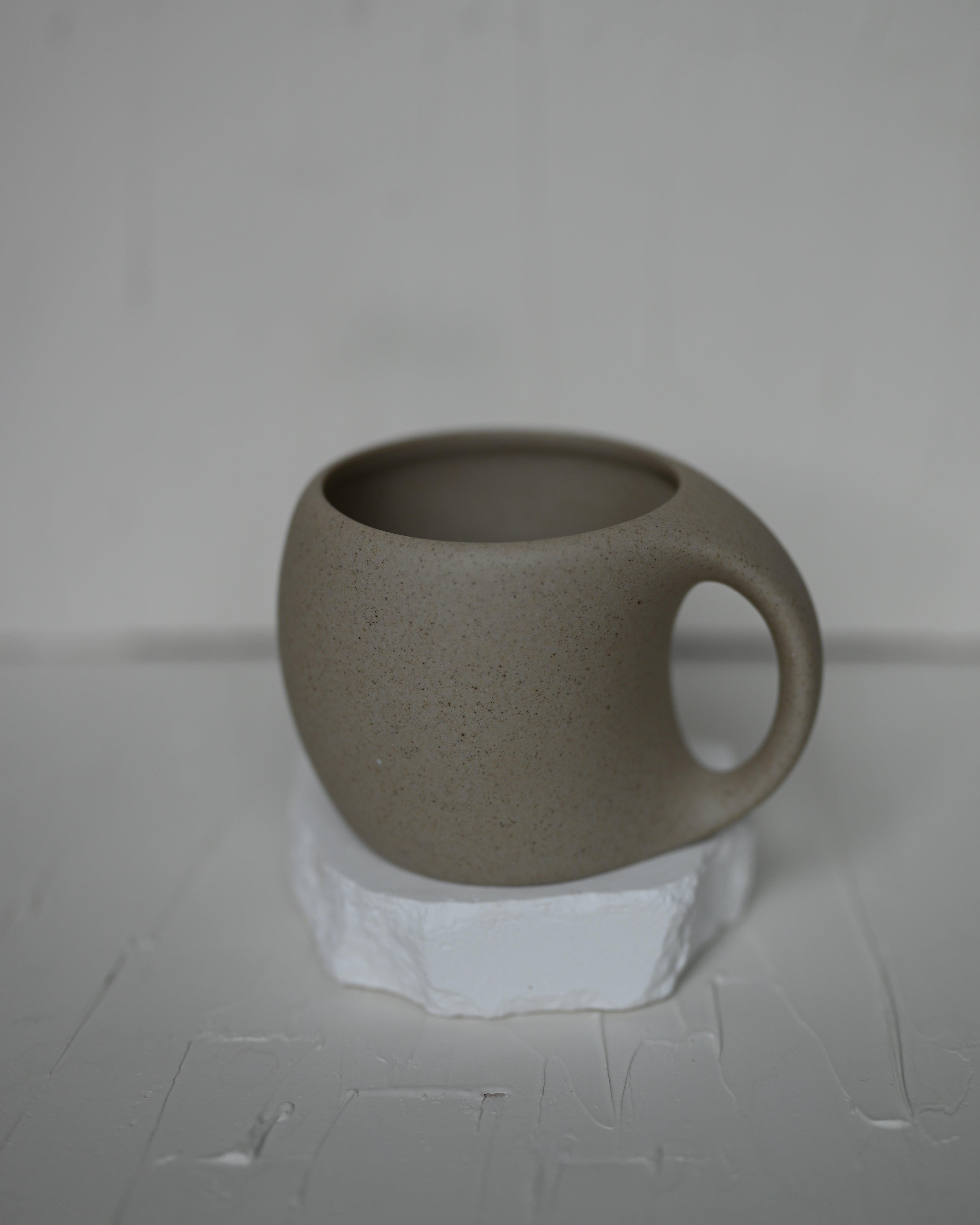 Ly gốm phong cách Wabi-sabi tối giản